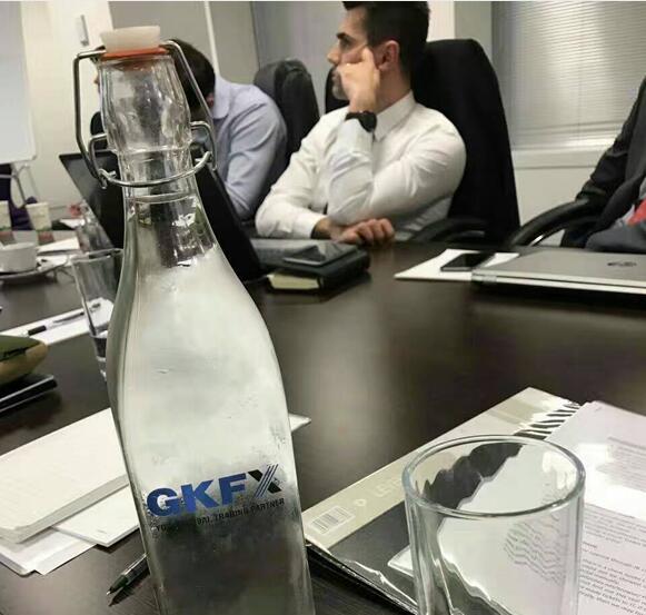 会议室桌上摆放的一只印制GKFX捷凯金融的Logo的玻璃水瓶,优雅的英伦范。